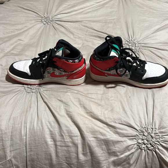Jordan SE 1 mid Christmas edition in excellent shape. Size 4Y - Picture 3 of 4